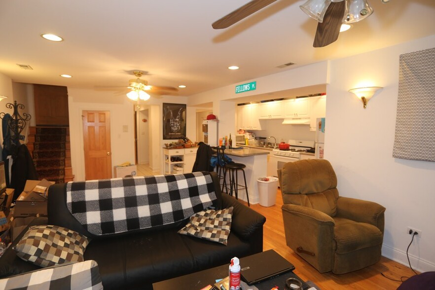 Building Photo - 1436 W Belle Plaine Ave