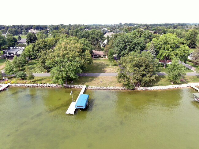 Building Photo - 202 Lac La Belle Dr