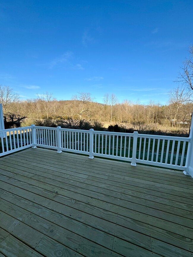 Building Photo - *LIKE NEW!* 3BR/2.5BA Townhouse in Crescen...