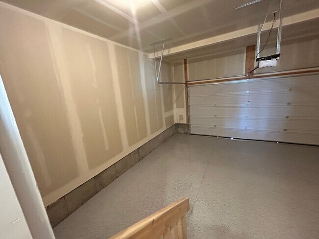 Building Photo - 4 Bedroom 2.5 Bathroom Townhome in Lehi!