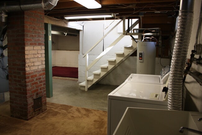 Building Photo - 2 Blocks from the river!!