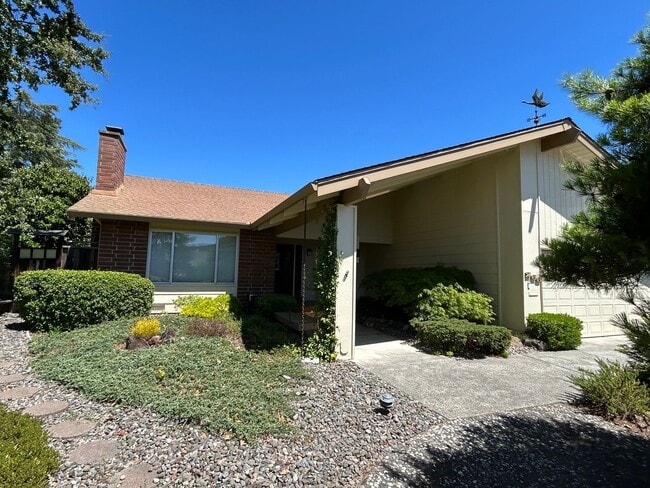 Building Photo - 266 Valley Oaks Dr