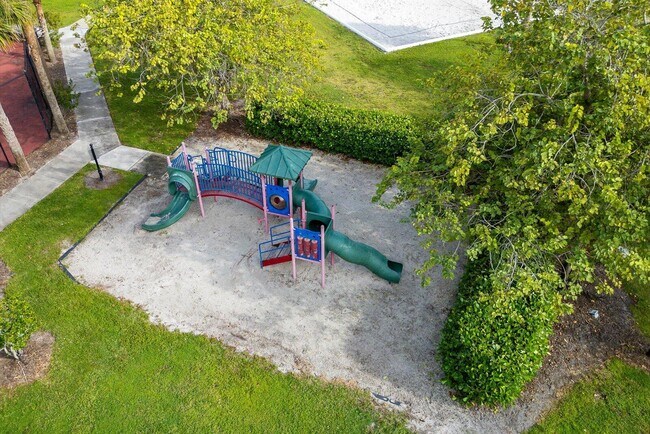 Building Photo - 559 SE Prescott Pl