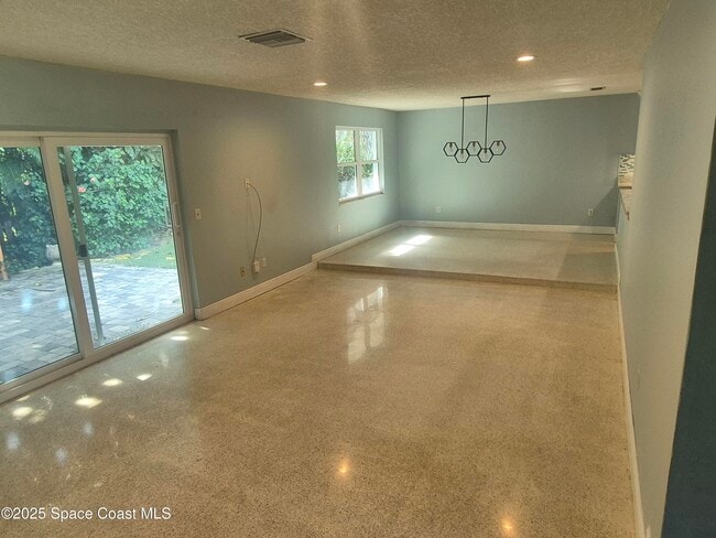 Building Photo - 333 Bahama Dr