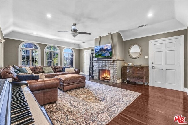 Building Photo - 1111 S Orange Dr