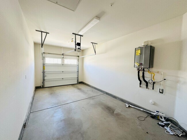 Building Photo - 10964 Roble St