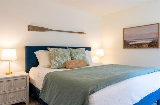 Building Photo - 11 N Hillview Dr