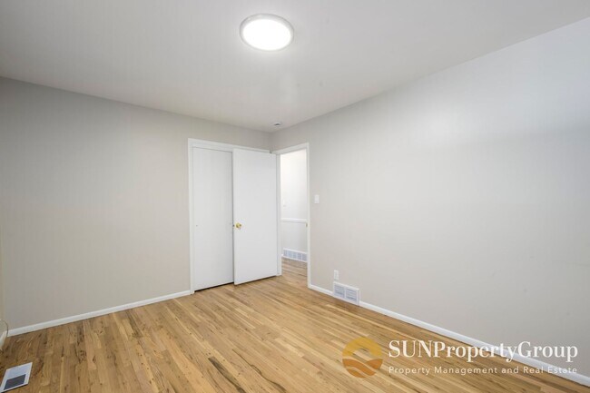 Building Photo - Stunning Remodeled Home in Desirable Cottonwood Heights!
