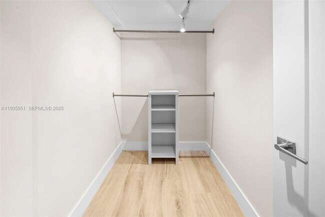 Building Photo - 10001 E Bay Harbor Dr