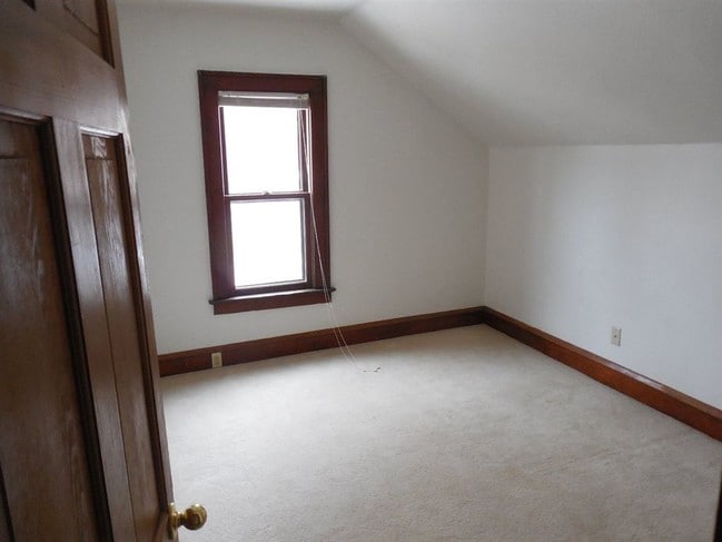 Building Photo - 916 N Durkee St