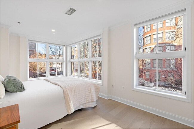Building Photo - 812 Grand St