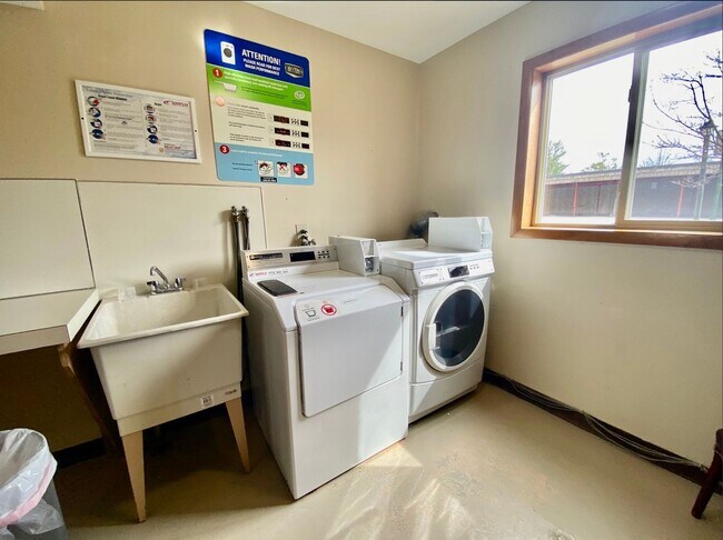 Building Photo - Upgraded 2 Bedroom/1.5 Bathroom Apartment!