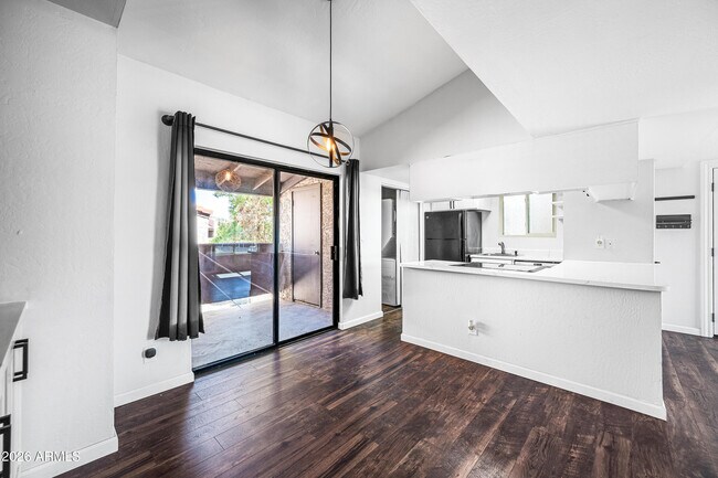 Building Photo - 5146 E Oak St