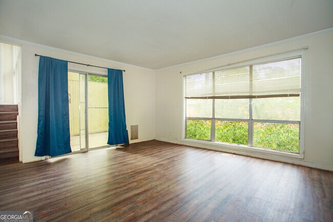 Building Photo - 2143 Ingleside Ave