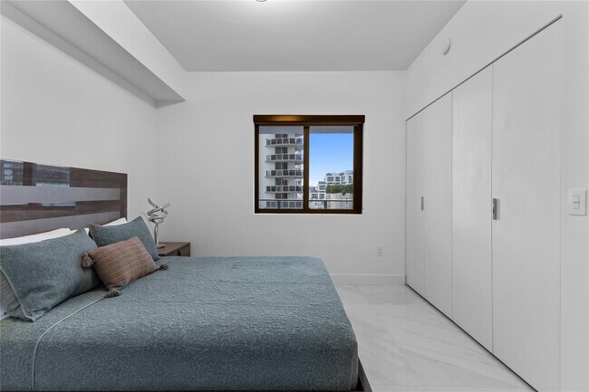 Building Photo - 700 NE 24th St