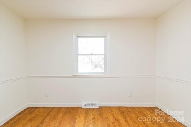 Building Photo - 5020 Coronado Dr