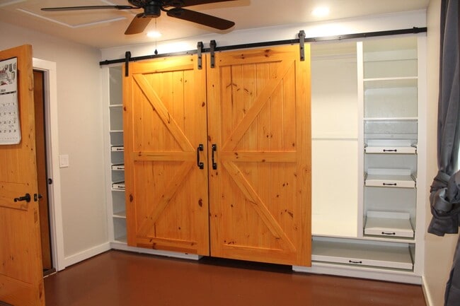 Building Photo - Huge Playroom - Family Room!