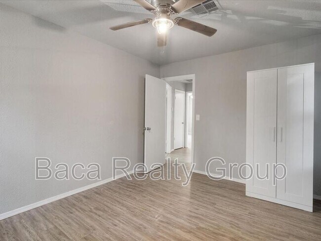 Building Photo - 3927 SE 10th Pl