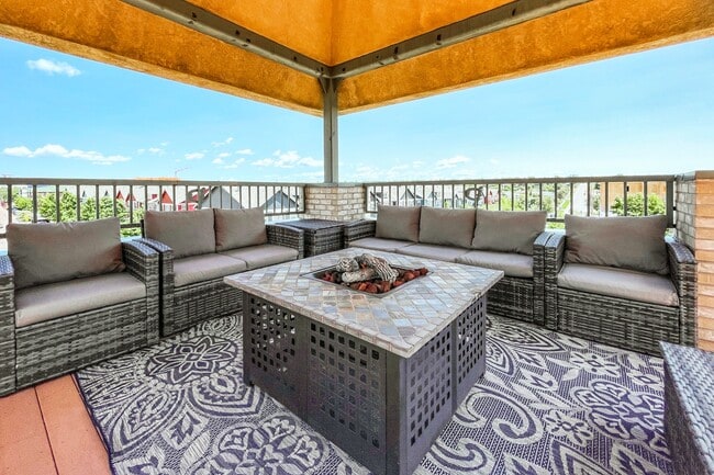 Building Photo - 287 E Fountain Blvd