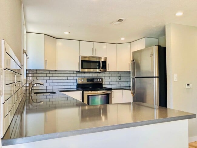 Building Photo - 2340 Folsom St