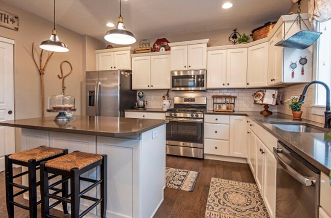 Building Photo - Modern 4-bdr with two Master Suites & Moun...