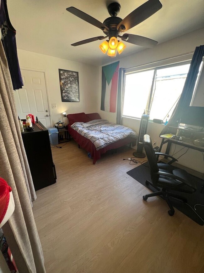 Building Photo - 10 bedrooms 7 bathrooms- 5 master bedrooms total!