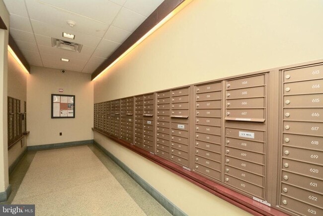 Building Photo - 4600 S Four Mile Run Dr