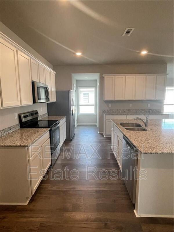 Building Photo - 806 Comanche Dr