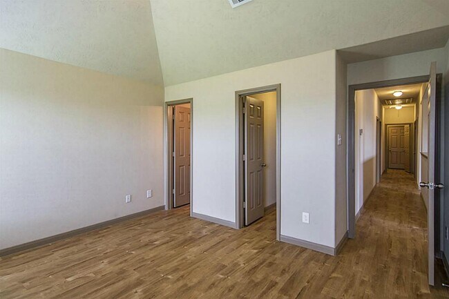 Building Photo - 5750 Kyle Cove Dr