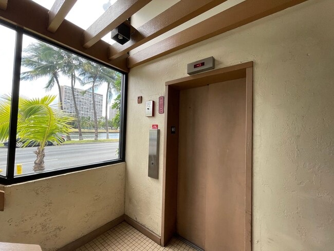 Building Photo - Regency Ala Wai Condo - FURNISHED 1 bedroom unit, Utilities Included - no parking - Avail now!