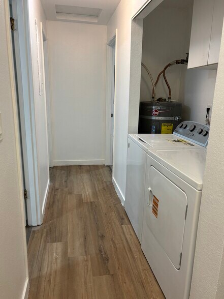 Building Photo - 13910 SE Newport Way