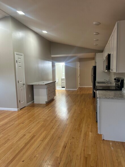 Building Photo - 19 Church Ln