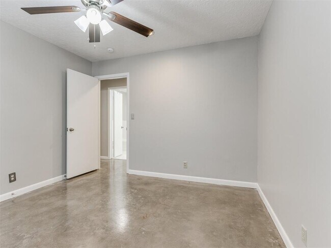 Building Photo - 2609 Brentwood Dr