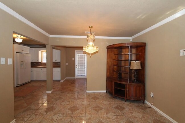 Building Photo - Centrally Located 2/1!