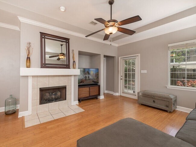 Building Photo - Beautiful 3 bedroom town home for rent Aug...