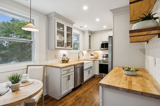 Building Photo - 215 Ash Dr