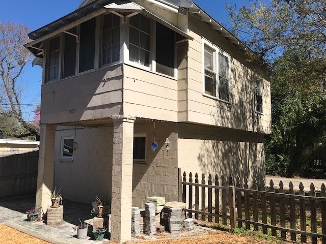 Building Photo - GREAT 3/2/1 SINGLE FAMILY HOME MINUTES TO ...