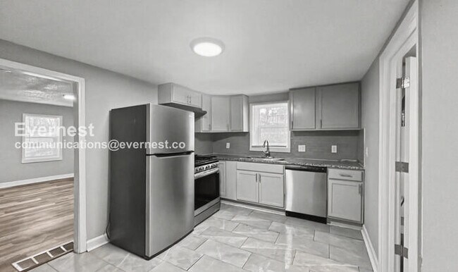 Building Photo - Spacious 3-Bedroom Home with Deck and Modern Appliances