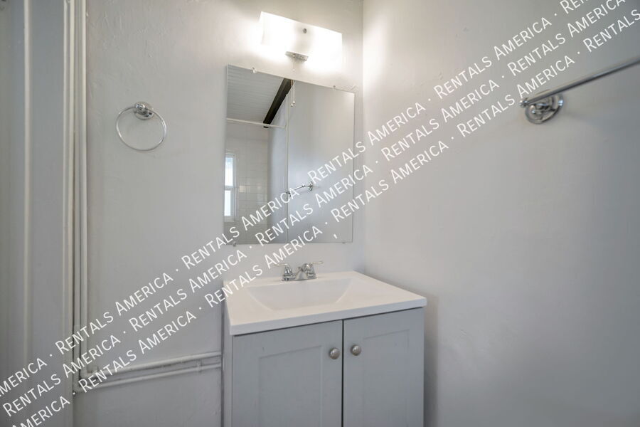 Building Photo - 3050 N Sparkman Blvd