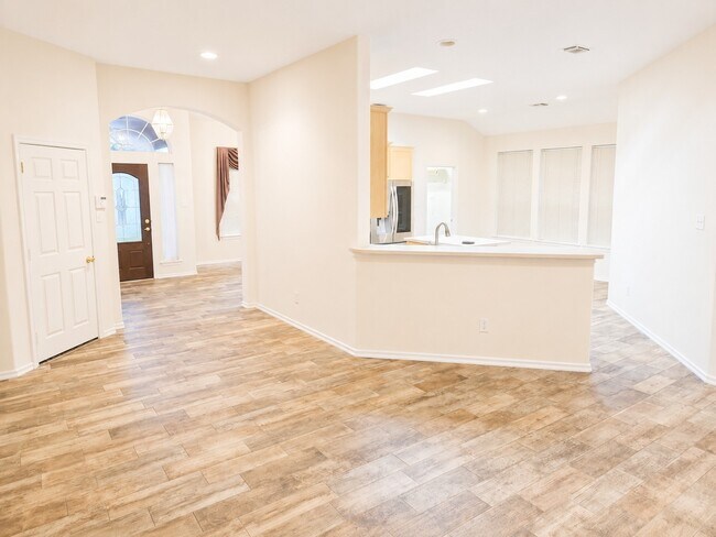 Building Photo - 2319 Ligustrum Flower Dr
