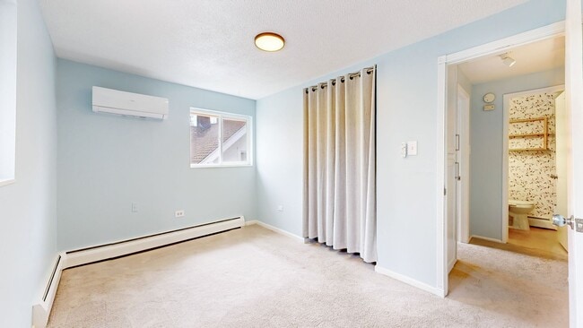 Building Photo - Adorable 2bd/1.5bth Townhome w/1 reserved parking space