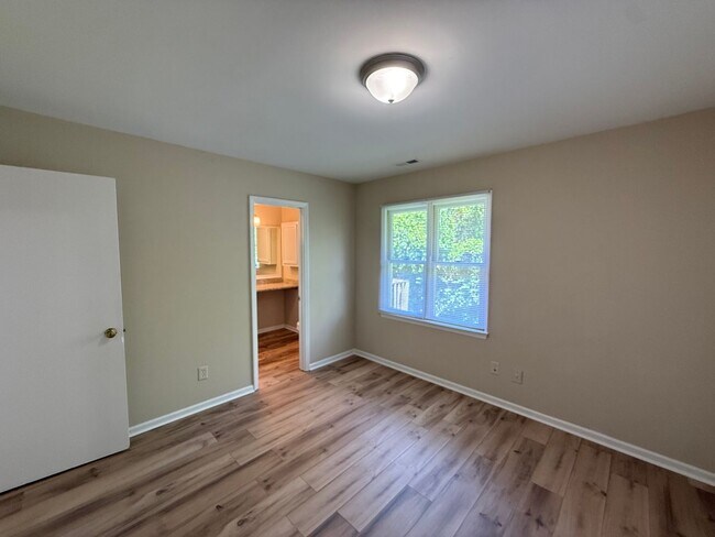 Building Photo - 4720 Matt Dr