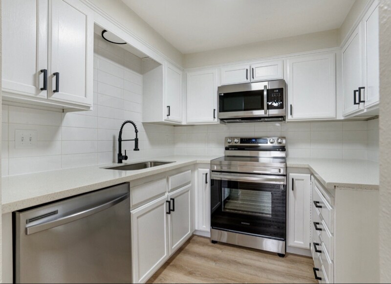 Building Photo - 902 NE Hacienda Ct
