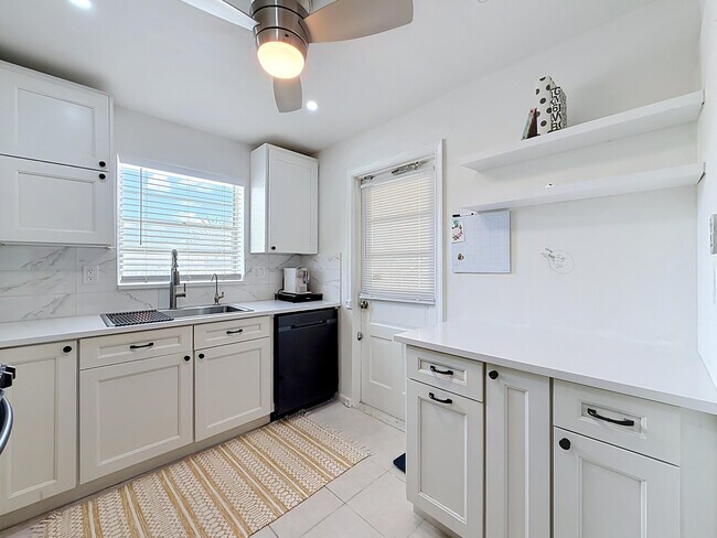 Building Photo - 2121 NE 68th St