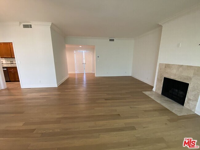 Building Photo - 125 S Elm Dr