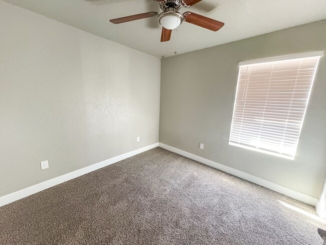 Building Photo - 1710 E ChuckWagon Dr
