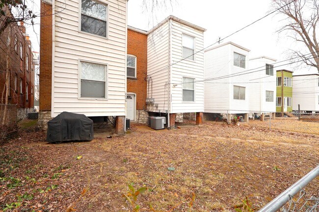 Building Photo - 2204-2206-2206 Portis Ave