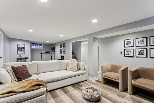 Building Photo - 6463 N Garden Grove Ln