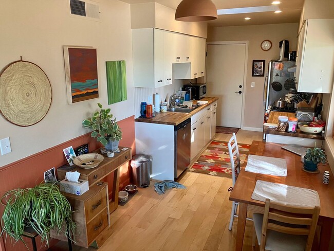 Building Photo - Stylish 3BR/2BA Single-Level Home — Lease Takeover