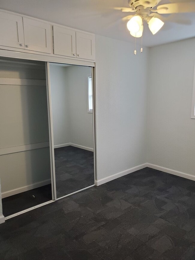 Building Photo - Great 3BR, 1BTH, 1 car att gar, ranch styl...
